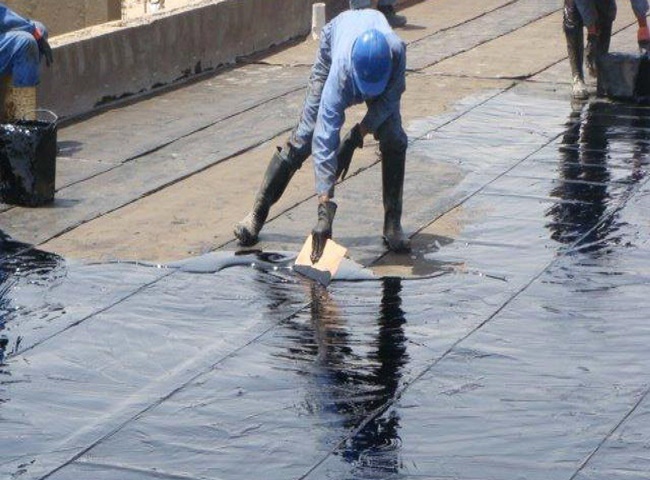 Chống thấm trần nh&agrave; bằng nhựa đường c&oacute; thật kh&ocirc;ng