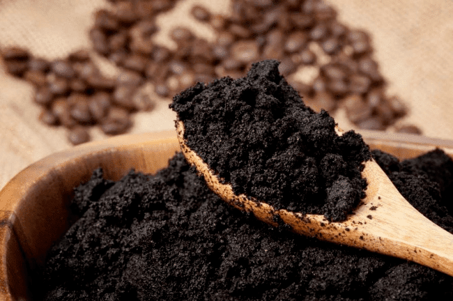 Khử m&ugrave;i ph&ograve;ng vệ sinh bằng b&atilde; tr&agrave; hiệu quả