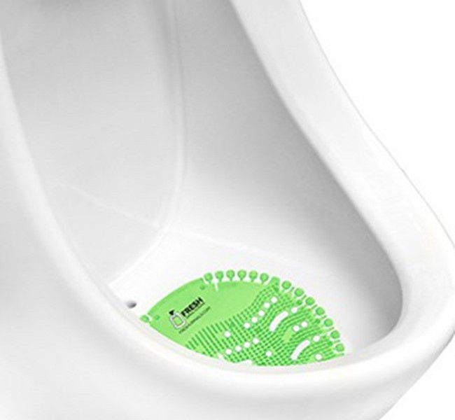 Đặt lưới khử m&ugrave;i h&ocirc;i trung t&acirc;m bồn tiểu nam