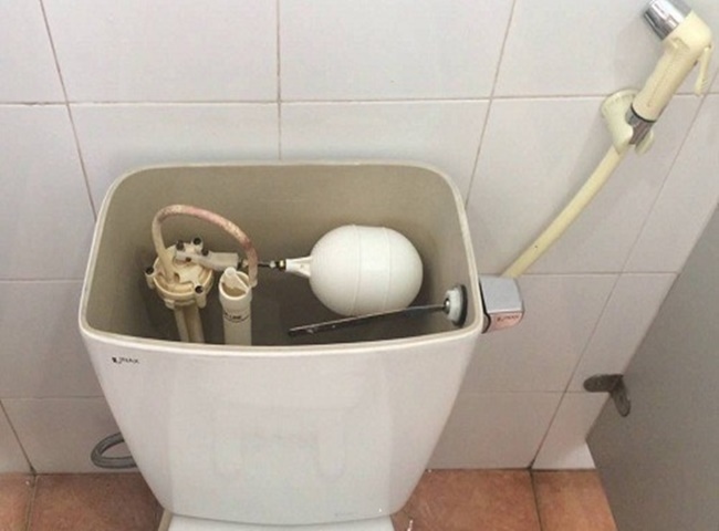 Bồn cầu bị r&ograve; rỉ nước li&ecirc;n tục do Phao nổi qu&aacute; cao