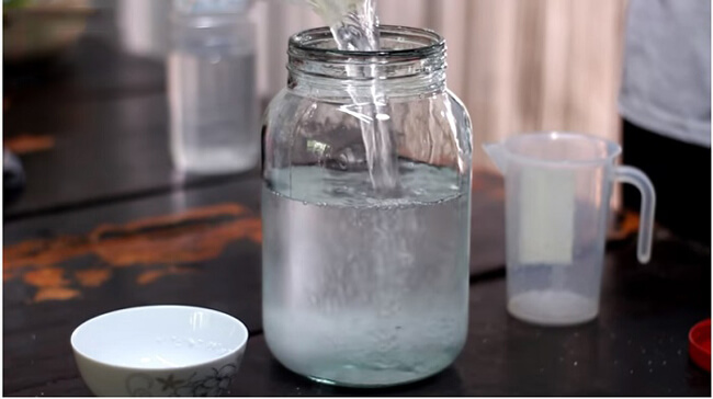 Kết hợp giấm ăn với nước nóng để làm sạch đường ống