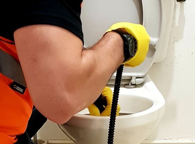 Dịch vụ th&ocirc;ng bồn cầu quận Ph&uacute; Nhuận Minh Đức l&acirc;u năm