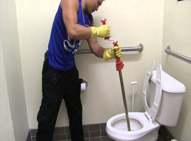 Th&ocirc;ng bồn cầu quận 6 phục vụ 24/7 v&agrave; tận t&igrave;nh nhất