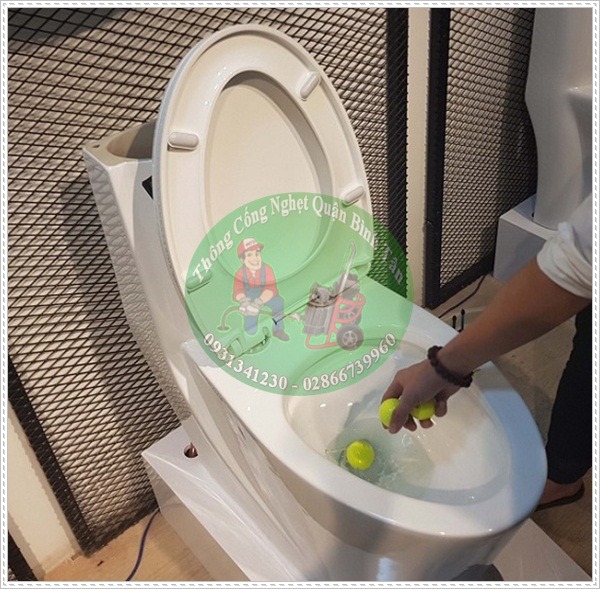 Bỏ giấy v&agrave;o bồn cầu.