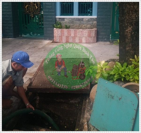 Tiến h&agrave;nh r&uacute;t hầm cầu.