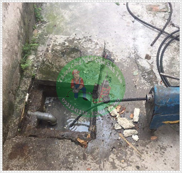 Xử l&yacute; hầm cầu bị đầy.