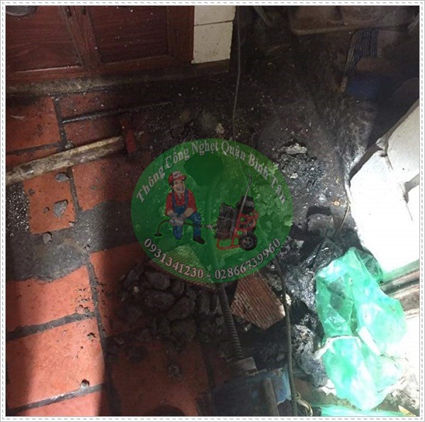 Thi c&ocirc;ng r&uacute;t hầm cầu xuất hiện nhiều chất kh&oacute; ph&acirc;n hủy.