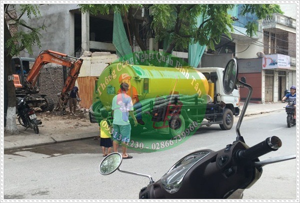 Thi c&ocirc;ng h&uacute;t hầm cầu.