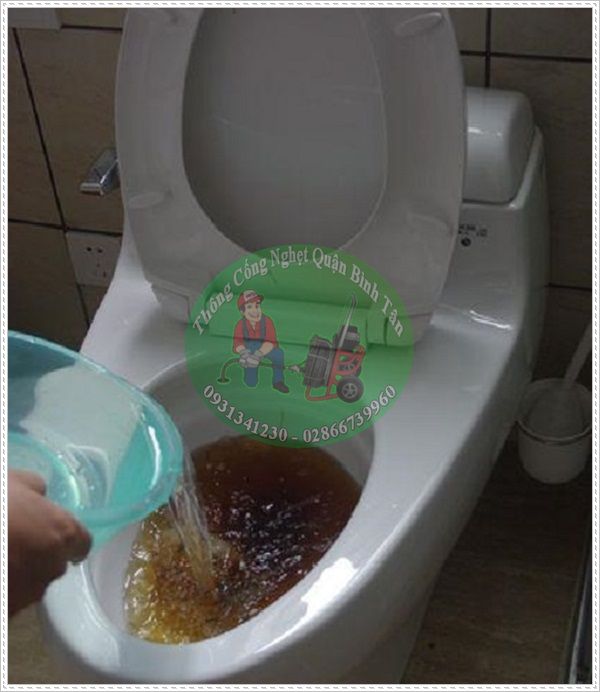 Bỏ giấy v&agrave;o bồn cầu.