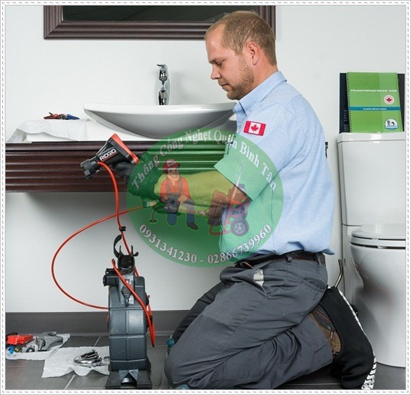 M&ugrave;i h&ocirc;i toilet kh&oacute; chịu.