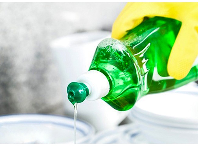 Th&ocirc;ng bồn cầu bằng nước rửa ch&eacute;n