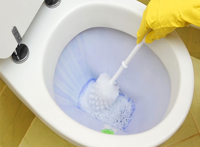 C&aacute;ch th&ocirc;ng bồn cầu bằng nước rửa ch&eacute;n bước 3